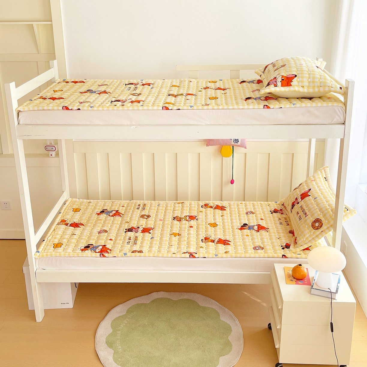 91家纺网 家纺一手货源 找家纺 金鑫汇家纺 2025新款加厚牛奶豆豆绒暖绒包边床褥垫 学生床：狐狸先生