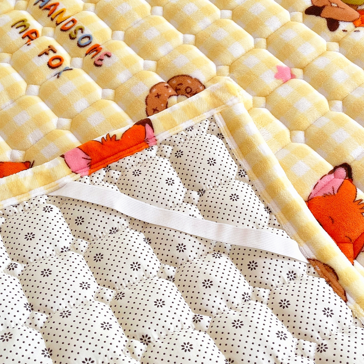 91家纺网 家纺一手货源 找家纺 金鑫汇家纺 2025新款加厚牛奶豆豆绒暖绒包边床褥垫 学生床：狐狸先生