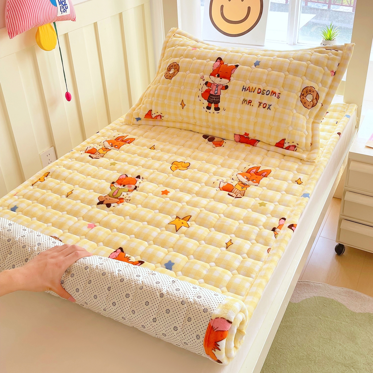 91家纺网 家纺一手货源 找家纺 金鑫汇家纺 2025新款加厚牛奶豆豆绒暖绒包边床褥垫 学生床：狐狸先生