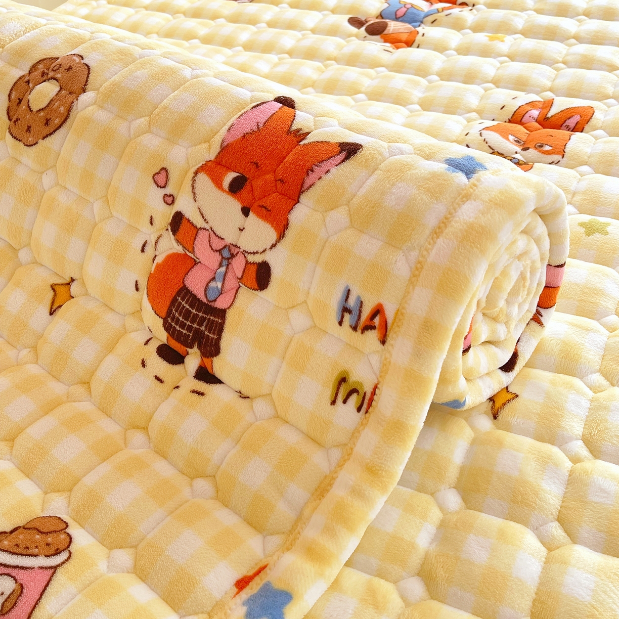 91家纺网 家纺一手货源 找家纺 金鑫汇家纺 2025新款加厚牛奶豆豆绒暖绒包边床褥垫 学生床：狐狸先生