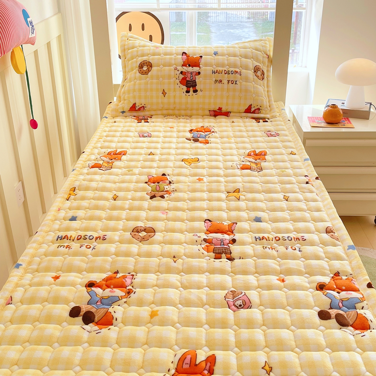 91家纺网 家纺一手货源 找家纺 金鑫汇家纺 2025新款加厚牛奶豆豆绒暖绒包边床褥垫 学生床：狐狸先生