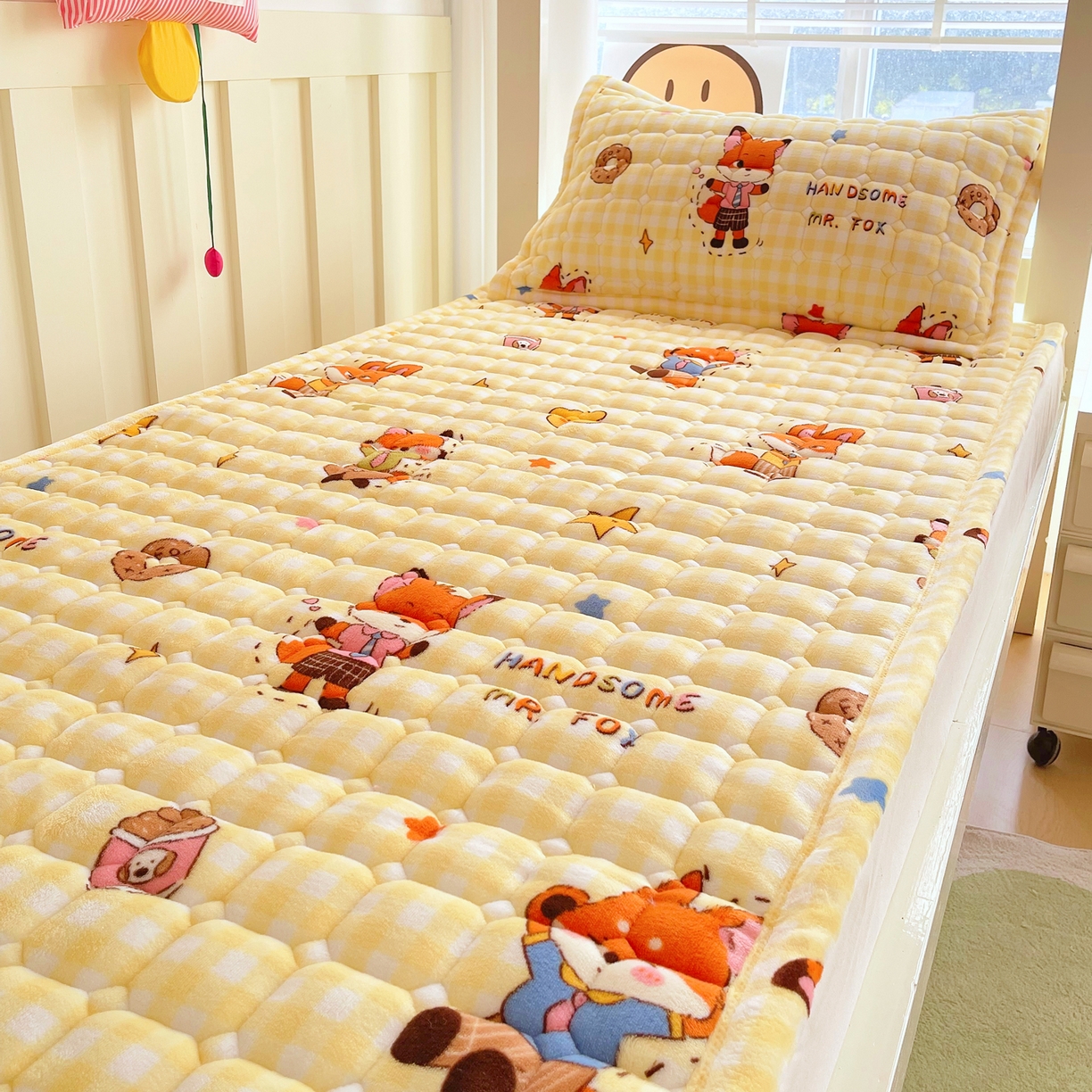 91家纺网 家纺一手货源 找家纺 金鑫汇家纺 2025新款加厚牛奶豆豆绒暖绒包边床褥垫 学生床：狐狸先生