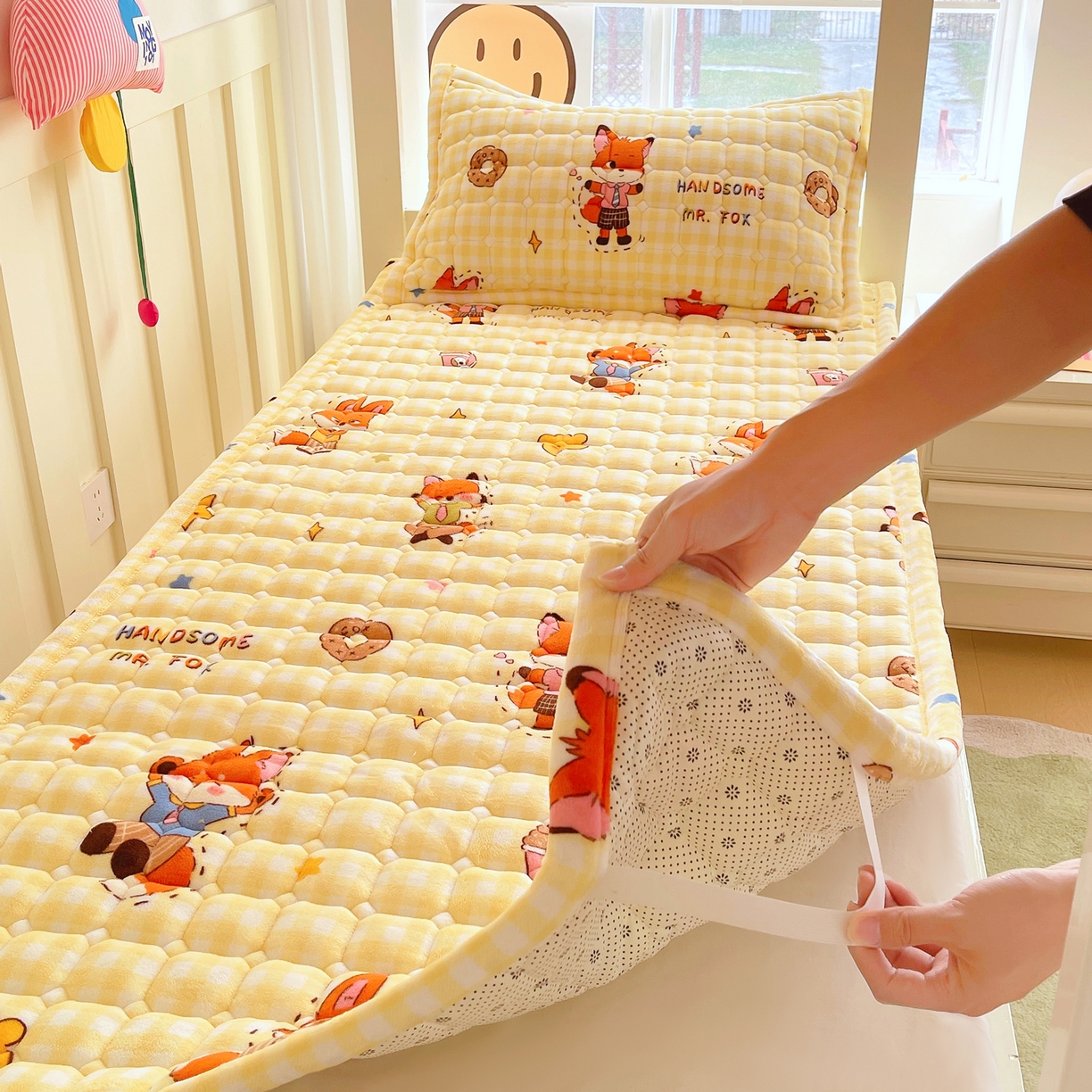 91家纺网 家纺一手货源 找家纺 金鑫汇家纺 2025新款加厚牛奶豆豆绒暖绒包边床褥垫 学生床：狐狸先生