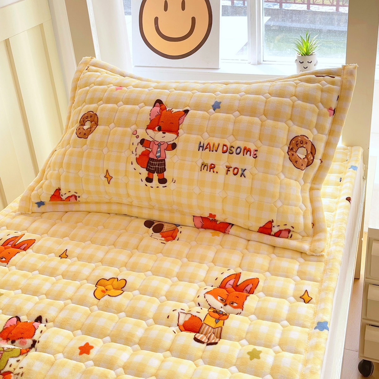 91家纺网 家纺一手货源 找家纺 金鑫汇家纺 2025新款加厚牛奶豆豆绒暖绒包边床褥垫 学生床：狐狸先生