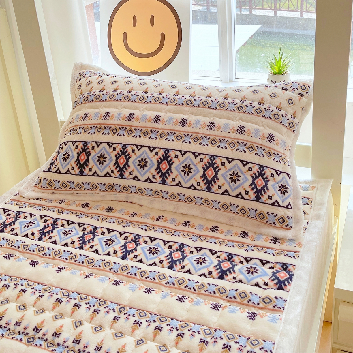 91家纺网 家纺一手货源 找家纺 金鑫汇家纺 2025新款加厚牛奶豆豆绒暖绒包边床褥垫 学生床：波西米亚