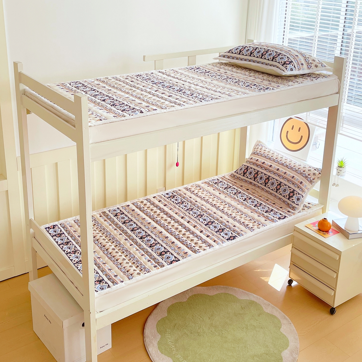 91家纺网 家纺一手货源 找家纺 金鑫汇家纺 2025新款加厚牛奶豆豆绒暖绒包边床褥垫 学生床：波西米亚