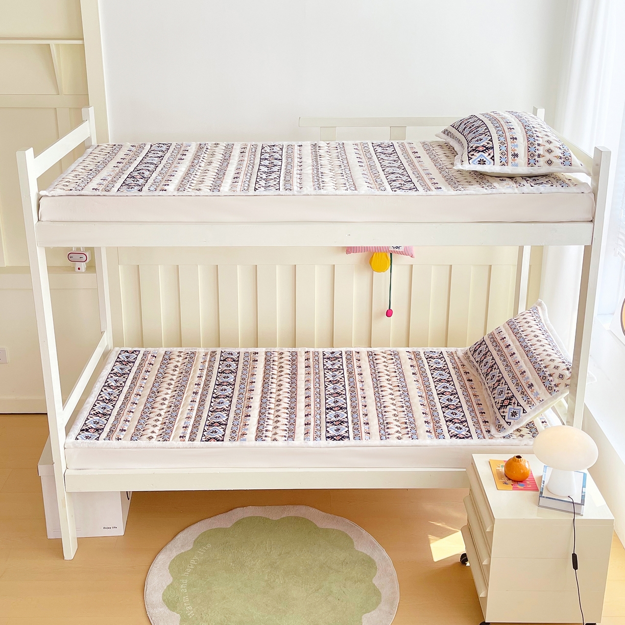 91家纺网 家纺一手货源 找家纺 金鑫汇家纺 2025新款加厚牛奶豆豆绒暖绒包边床褥垫 学生床：波西米亚