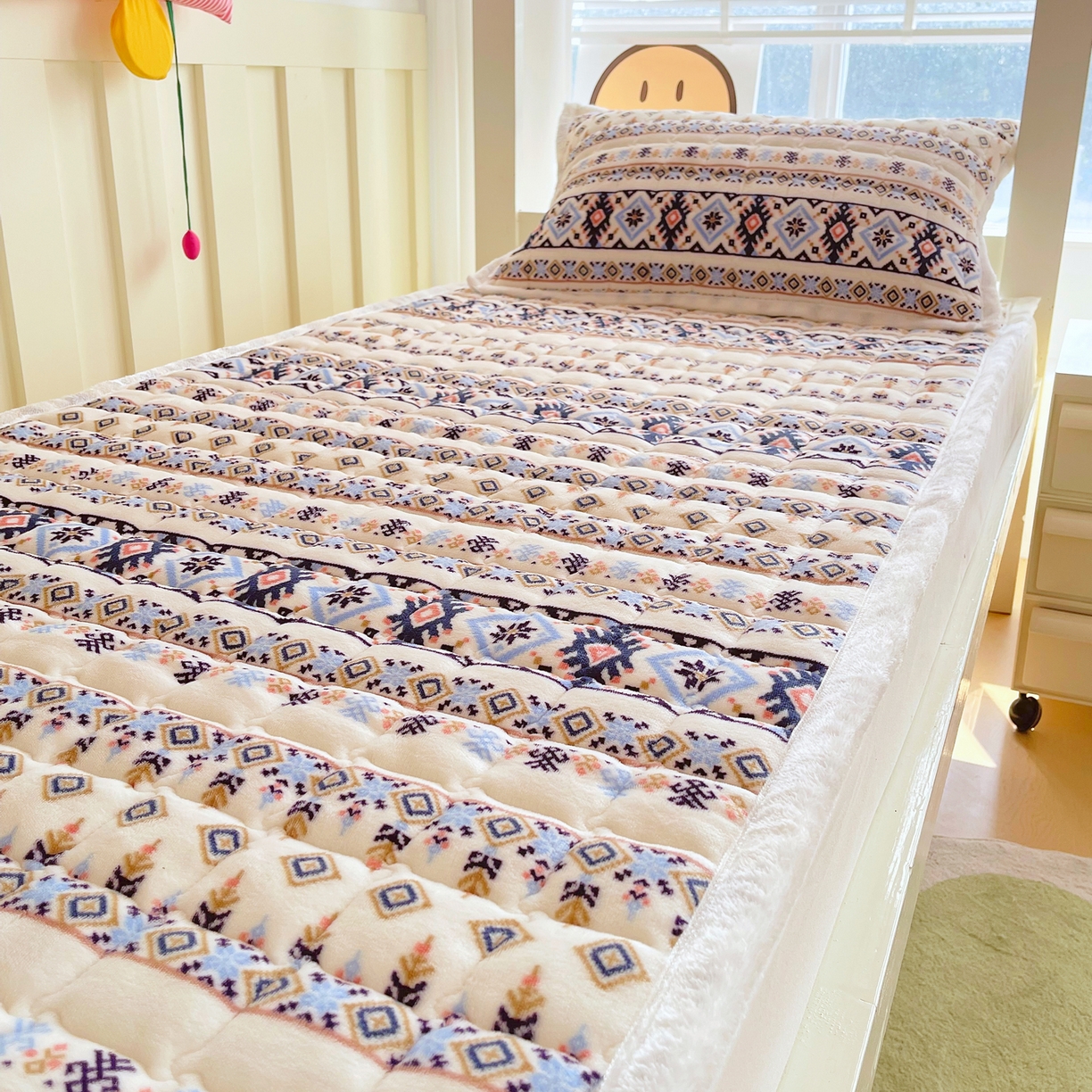 91家纺网 家纺一手货源 找家纺 金鑫汇家纺 2025新款加厚牛奶豆豆绒暖绒包边床褥垫 学生床：波西米亚