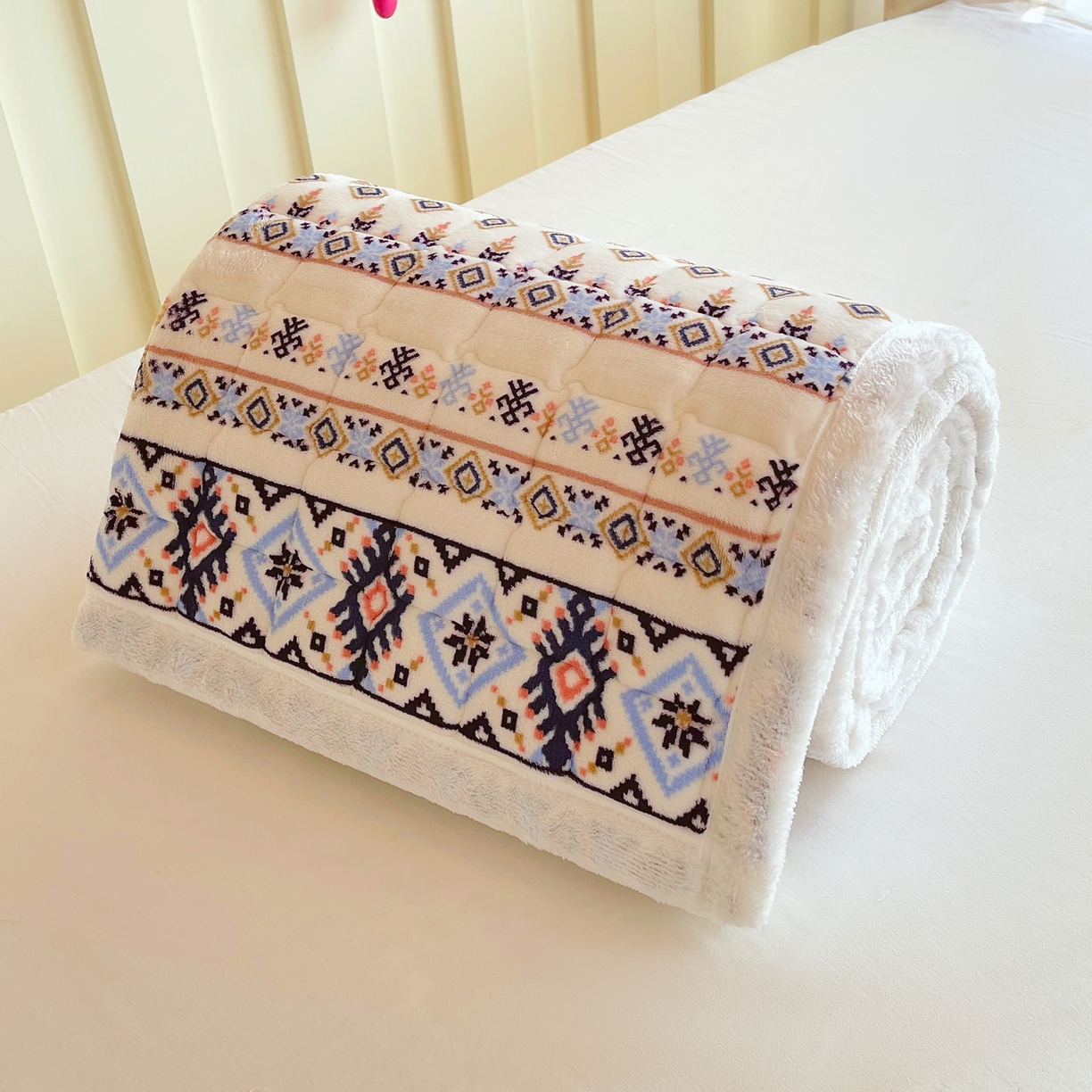 91家纺网 家纺一手货源 找家纺 金鑫汇家纺 2025新款加厚牛奶豆豆绒暖绒包边床褥垫 学生床：波西米亚