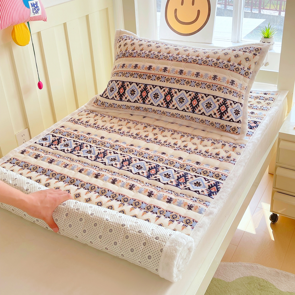 91家纺网 家纺一手货源 找家纺 金鑫汇家纺 2025新款加厚牛奶豆豆绒暖绒包边床褥垫 学生床：波西米亚