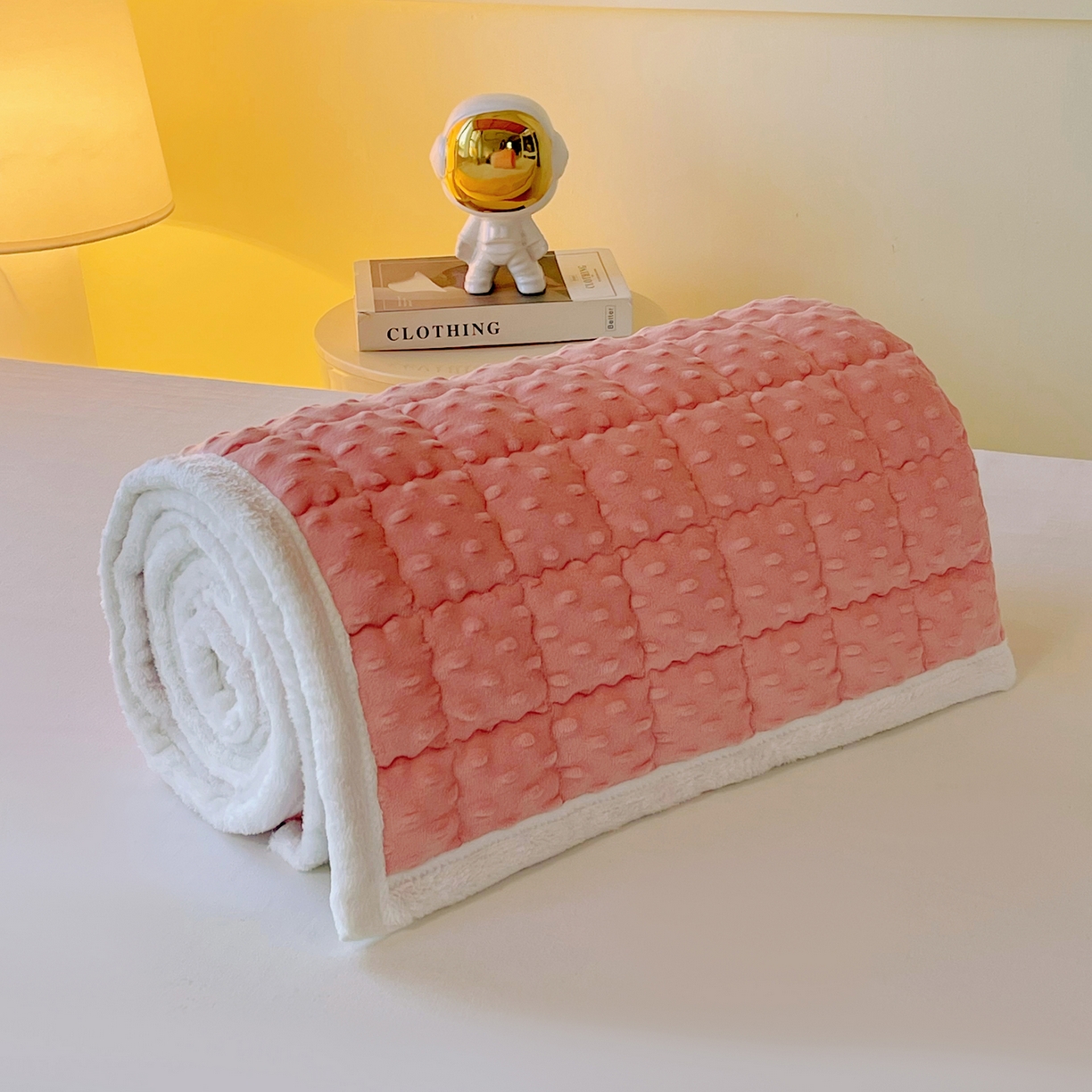 91家纺网 家纺一手货源 找家纺 金鑫汇家纺 2025新款加厚牛奶豆豆绒暖绒包边床褥垫 学生床：豆豆绒床褥垫：粉色