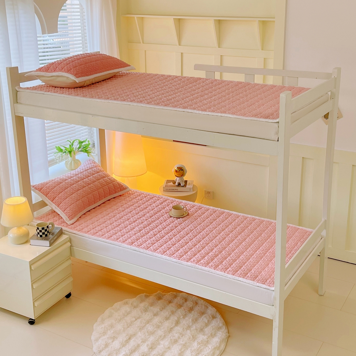 91家纺网 家纺一手货源 找家纺 金鑫汇家纺 2025新款加厚牛奶豆豆绒暖绒包边床褥垫 学生床：豆豆绒床褥垫：粉色