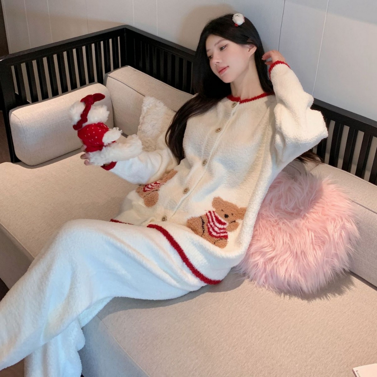 91家纺网 家纺一手货源 找家纺 洛兰沙家居馆 2025新款半边绒睡衣纯色珍珠扣圆领针织开衫外套秋冬新款气质小香风家居服 半边绒m8-红色