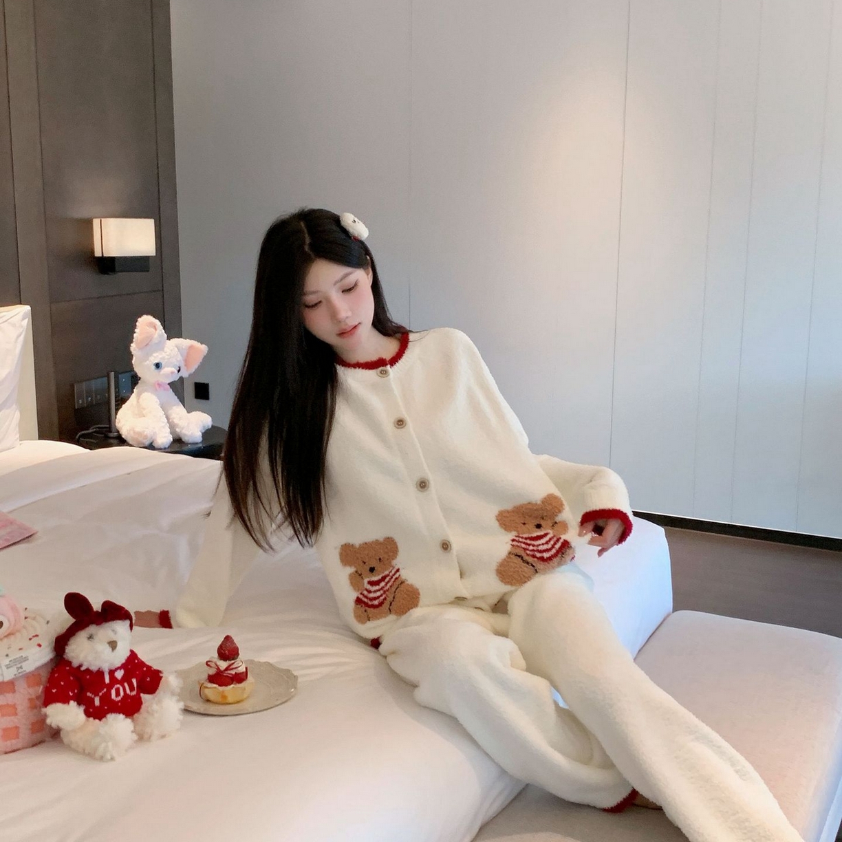 91家纺网 家纺一手货源 找家纺 洛兰沙家居馆 2025新款半边绒睡衣纯色珍珠扣圆领针织开衫外套秋冬新款气质小香风家居服 半边绒m8-红色