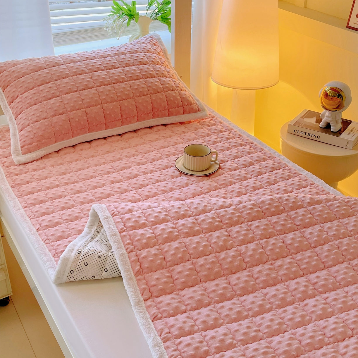 91家纺网 家纺一手货源 找家纺 金鑫汇家纺 2025新款加厚牛奶豆豆绒暖绒包边床褥垫 学生床：豆豆绒床褥垫：粉色