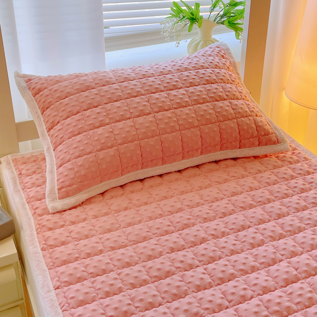 91家纺网 家纺一手货源 找家纺 金鑫汇家纺 2025新款加厚牛奶豆豆绒暖绒包边床褥垫 学生床：豆豆绒床褥垫：粉色