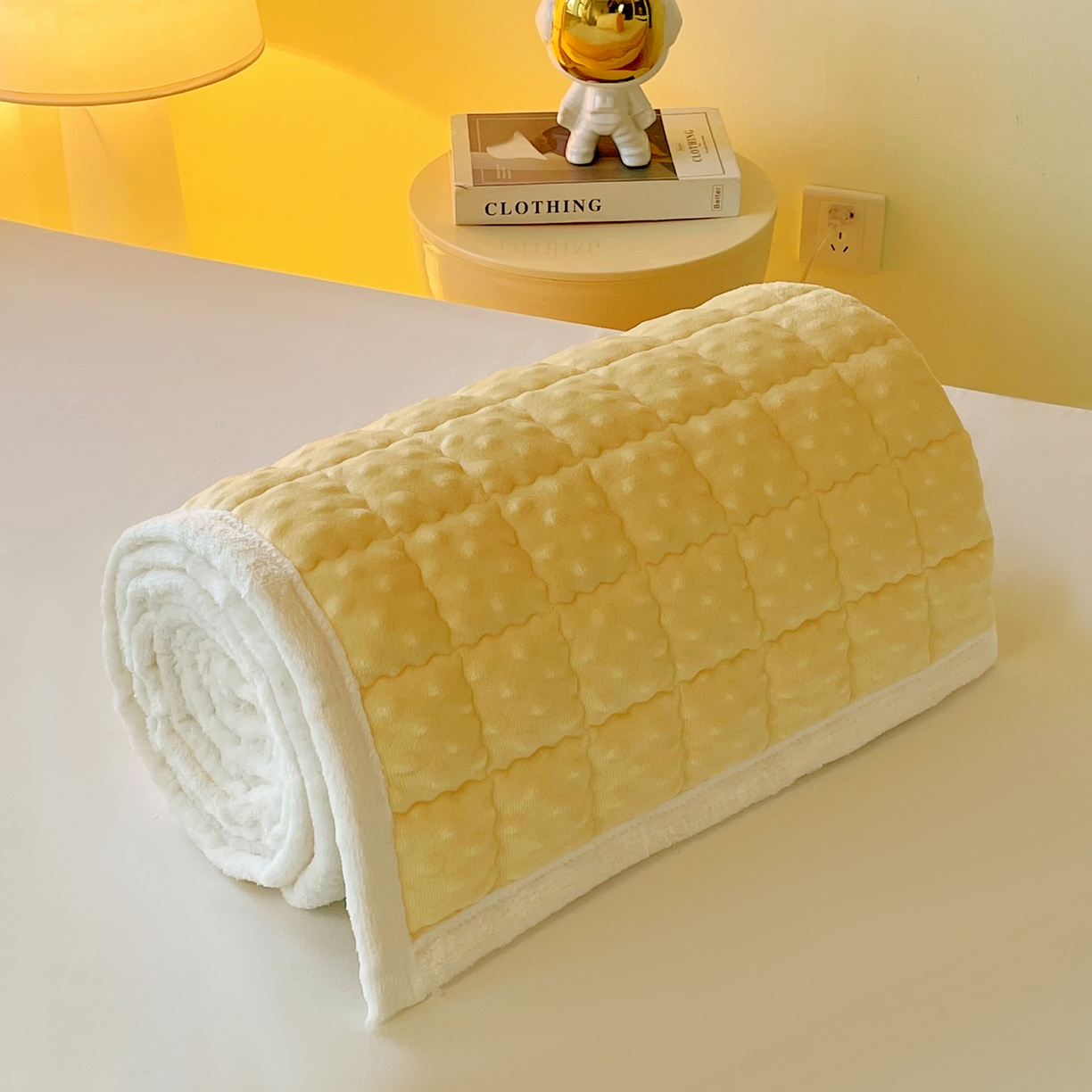 91家纺网 家纺一手货源 找家纺 金鑫汇家纺 2025新款加厚牛奶豆豆绒暖绒包边床褥垫 学生床：豆豆绒床褥垫：黄色