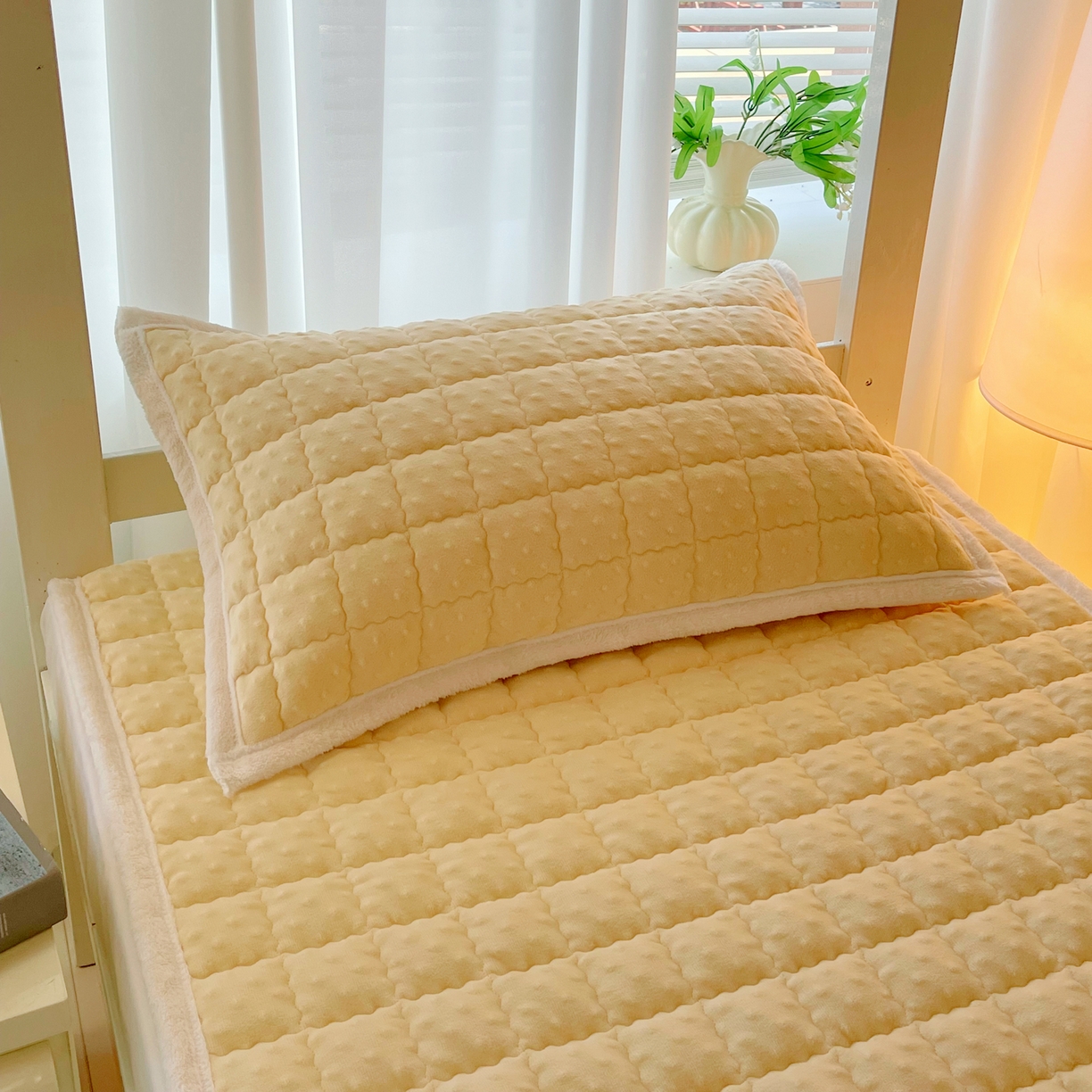 91家纺网 家纺一手货源 找家纺 金鑫汇家纺 2025新款加厚牛奶豆豆绒暖绒包边床褥垫 学生床：豆豆绒床褥垫：黄色