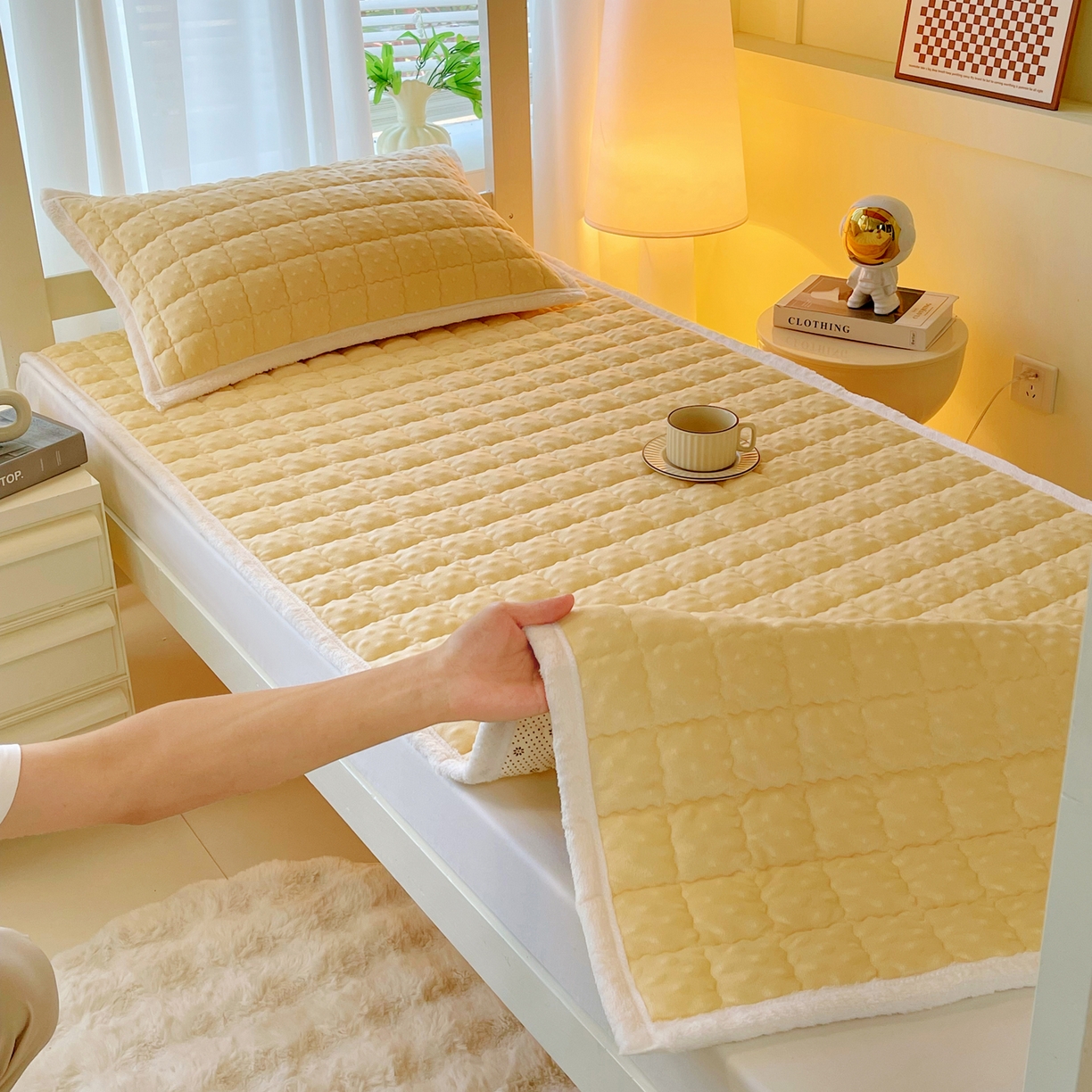 91家纺网 家纺一手货源 找家纺 金鑫汇家纺 2025新款加厚牛奶豆豆绒暖绒包边床褥垫 学生床：豆豆绒床褥垫：黄色
