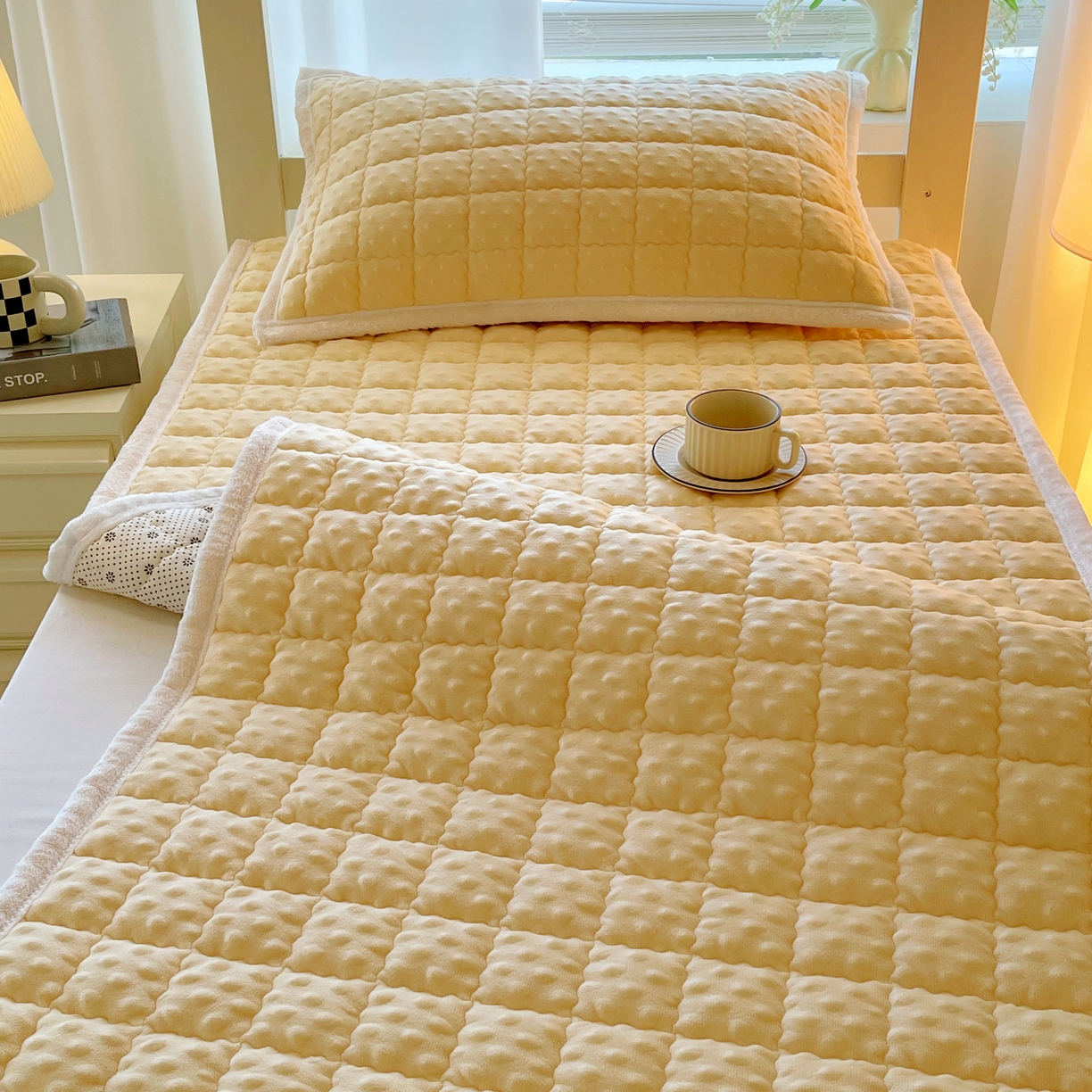 91家纺网 家纺一手货源 找家纺 金鑫汇家纺 2025新款加厚牛奶豆豆绒暖绒包边床褥垫 学生床：豆豆绒床褥垫：黄色