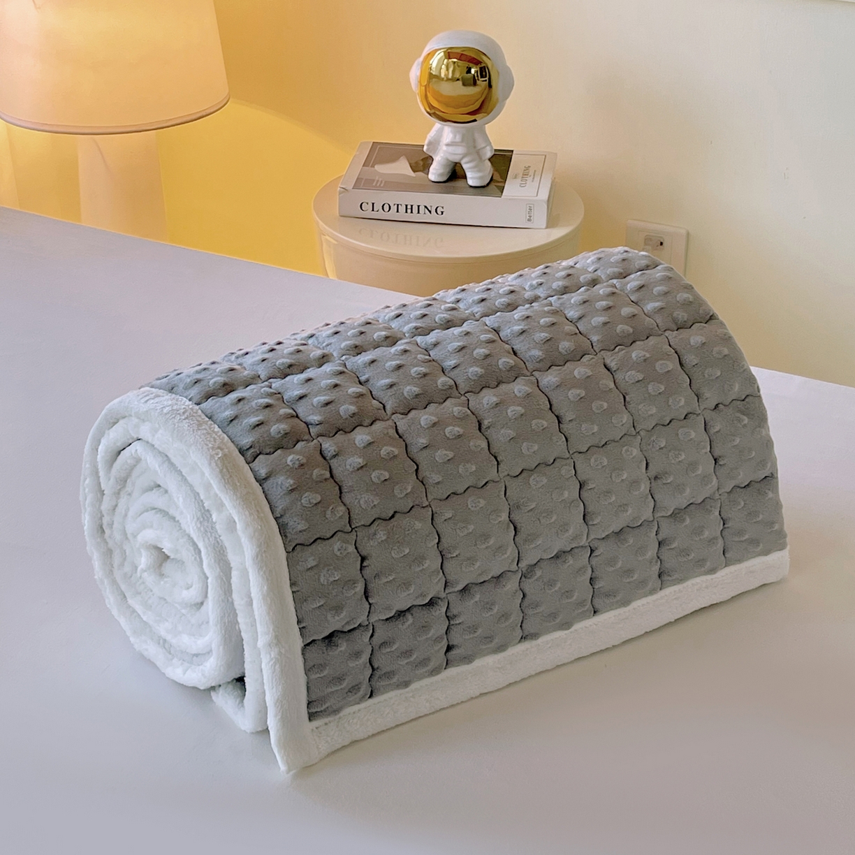 91家纺网 家纺一手货源 找家纺 金鑫汇家纺 2025新款加厚牛奶豆豆绒暖绒包边床褥垫 学生床：豆豆绒床褥垫：灰色