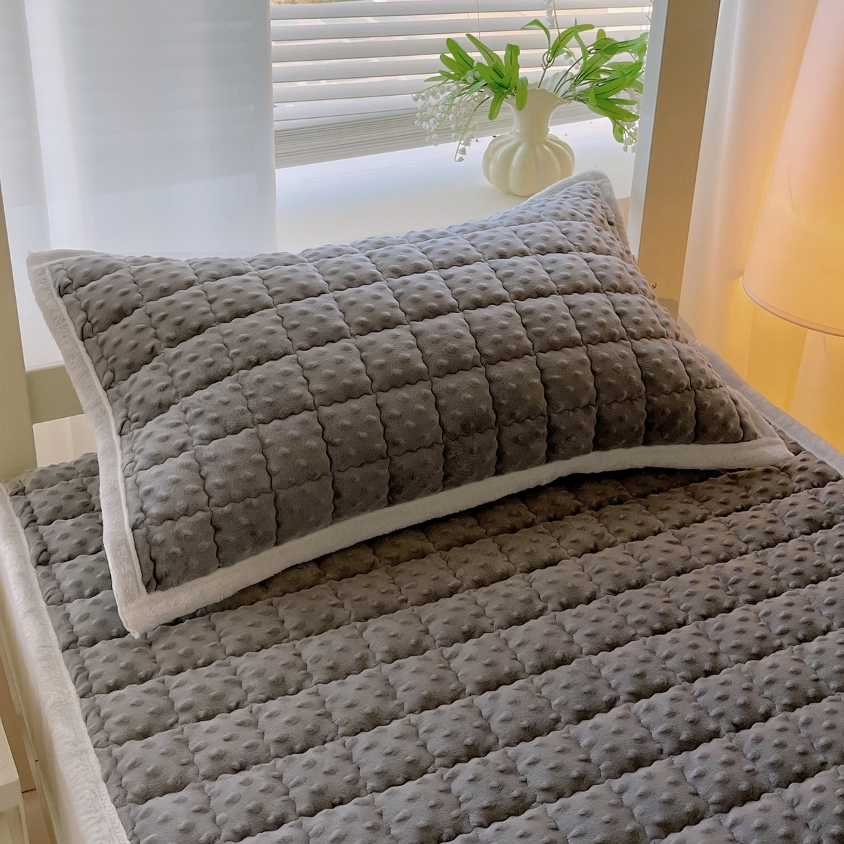 91家纺网 家纺一手货源 找家纺 金鑫汇家纺 2025新款加厚牛奶豆豆绒暖绒包边床褥垫 学生床：豆豆绒床褥垫：灰色