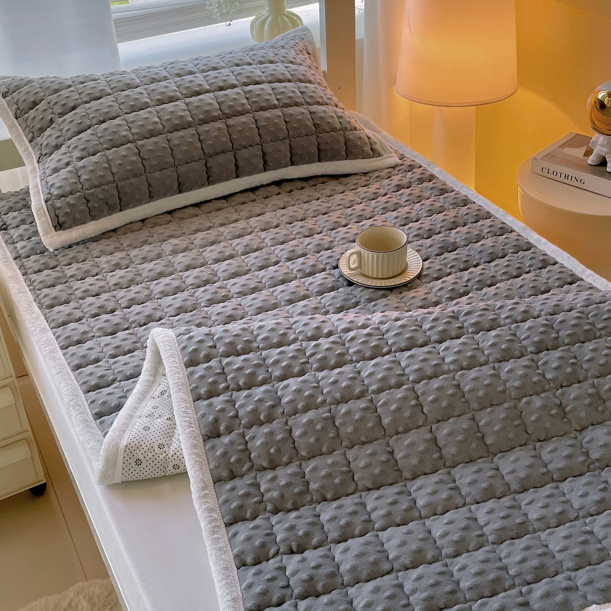 91家纺网 家纺一手货源 找家纺 金鑫汇家纺 2025新款加厚牛奶豆豆绒暖绒包边床褥垫 学生床：豆豆绒床褥垫：灰色