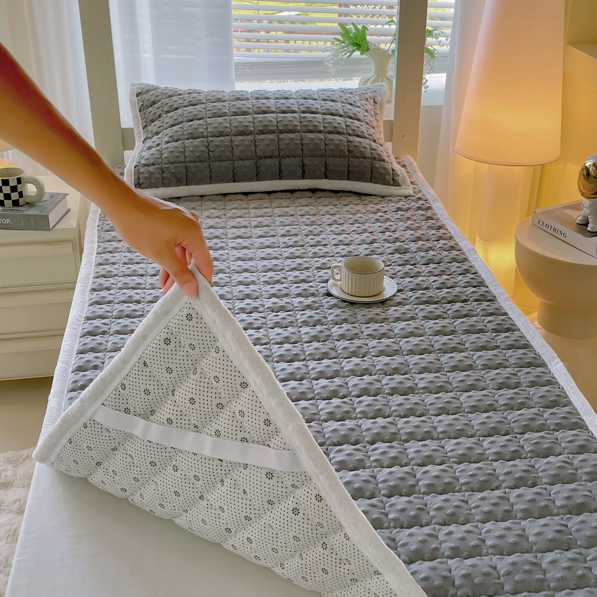 91家纺网 家纺一手货源 找家纺 金鑫汇家纺 2025新款加厚牛奶豆豆绒暖绒包边床褥垫 学生床：豆豆绒床褥垫：灰色