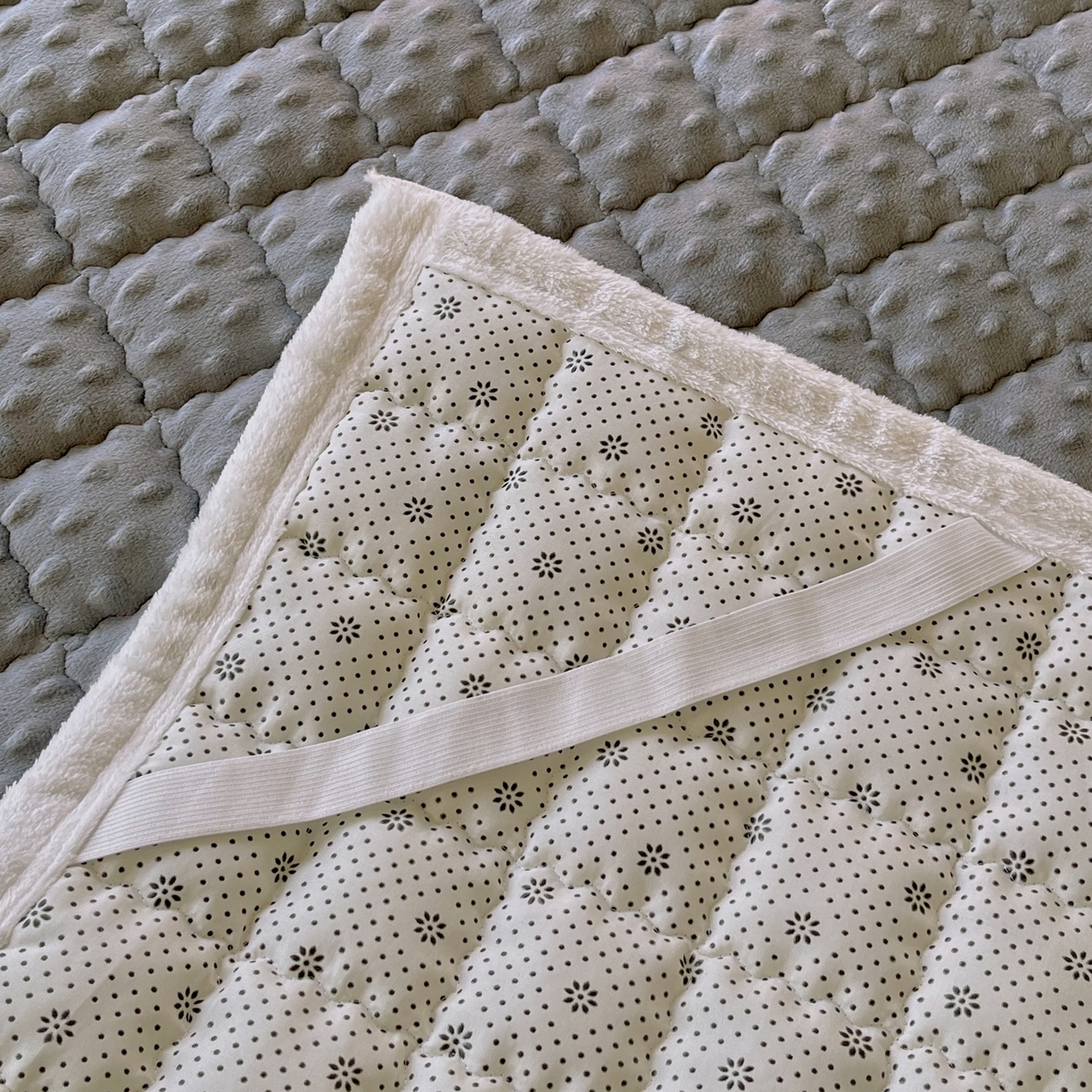 91家纺网 家纺一手货源 找家纺 金鑫汇家纺 2025新款加厚牛奶豆豆绒暖绒包边床褥垫 学生床：豆豆绒床褥垫：灰色