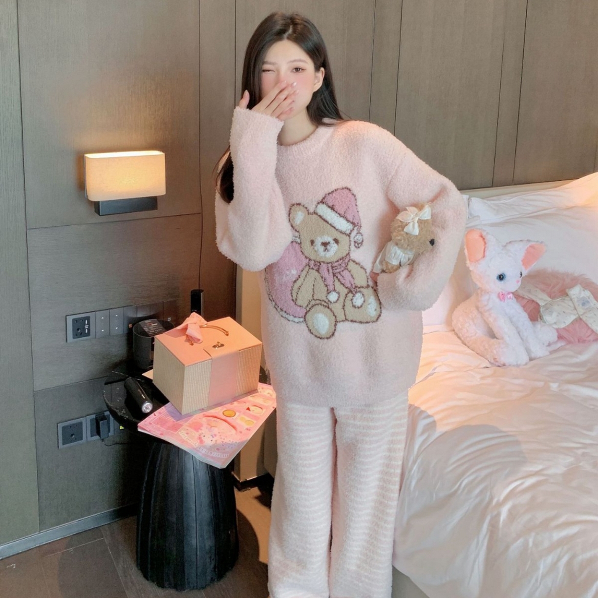 91家纺网 家纺一手货源 找家纺 洛兰沙家居馆 2025新款半边绒睡衣纯色珍珠扣圆领针织开衫外套秋冬新款气质小香风家居服 半边绒m9-1只小熊