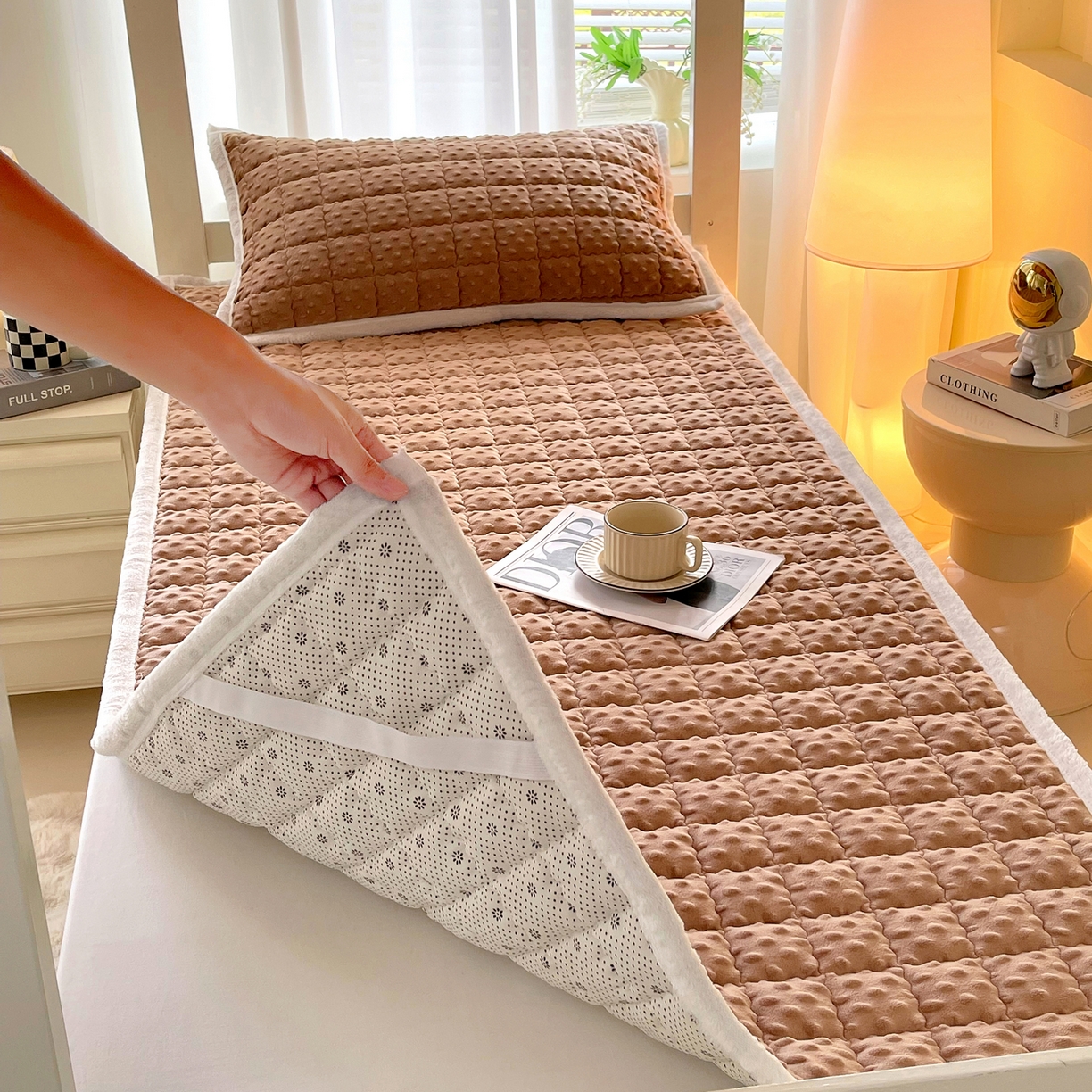 91家纺网 家纺一手货源 找家纺 金鑫汇家纺 2025新款加厚牛奶豆豆绒暖绒包边床褥垫 学生床：豆豆绒床褥垫：咖色