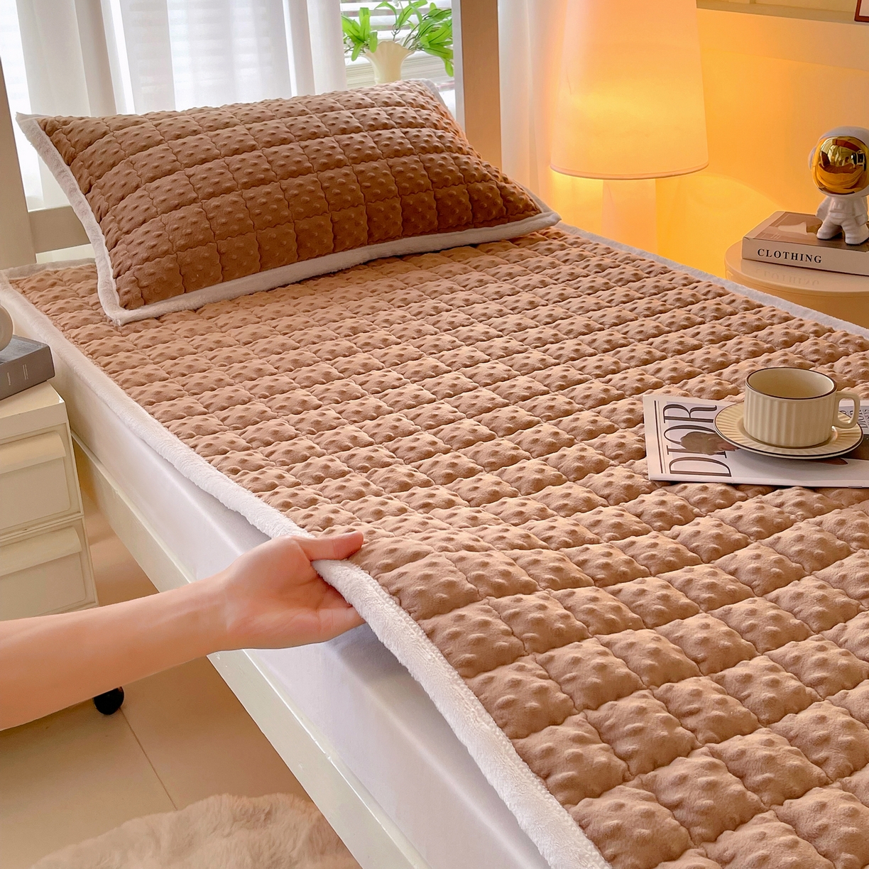 91家纺网 家纺一手货源 找家纺 金鑫汇家纺 2025新款加厚牛奶豆豆绒暖绒包边床褥垫 学生床：豆豆绒床褥垫：咖色