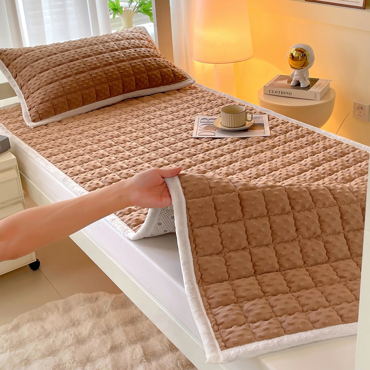 91家纺网 家纺一手货源 找家纺 金鑫汇家纺 2025新款加厚牛奶豆豆绒暖绒包边床褥垫 学生床：豆豆绒床褥垫：咖色