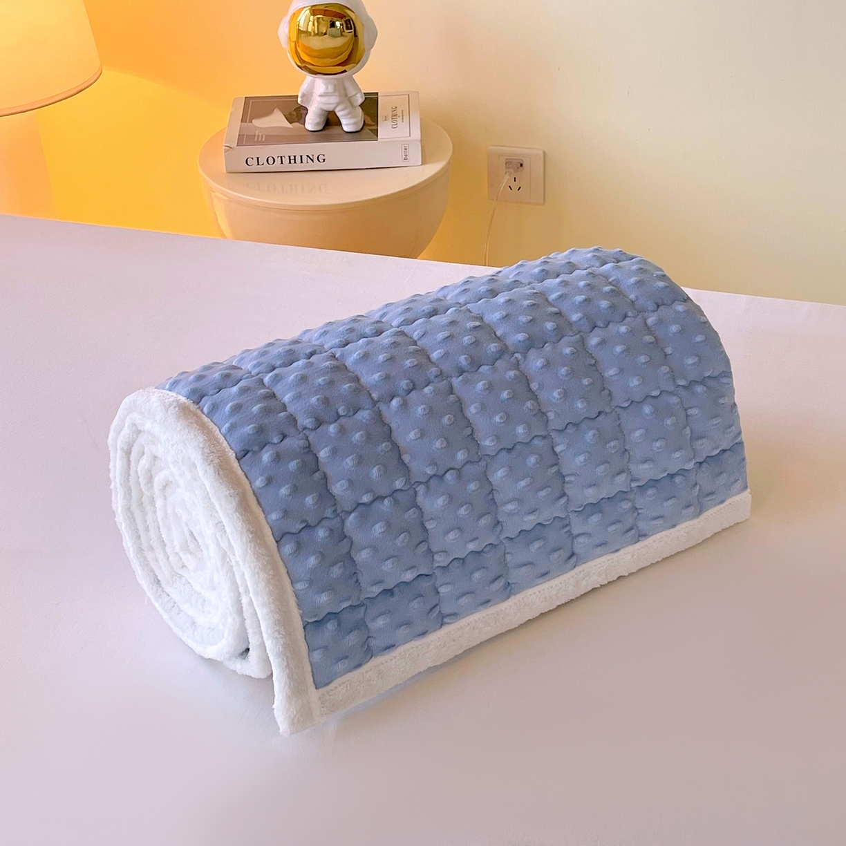 91家纺网 家纺一手货源 找家纺 金鑫汇家纺 2025新款加厚牛奶豆豆绒暖绒包边床褥垫 学生床：豆豆绒床褥垫：蓝色