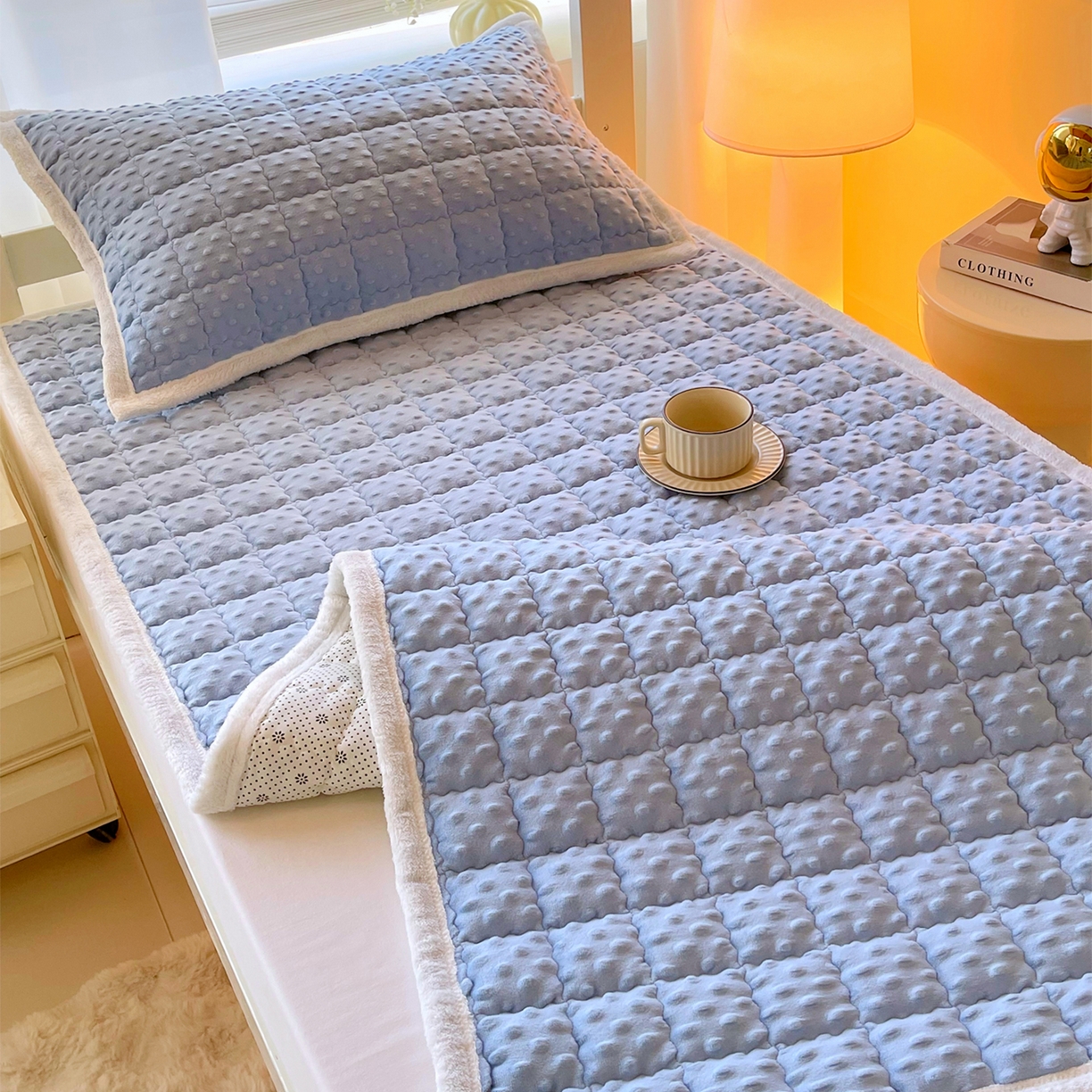 91家纺网 家纺一手货源 找家纺 金鑫汇家纺 2025新款加厚牛奶豆豆绒暖绒包边床褥垫 学生床：豆豆绒床褥垫：蓝色