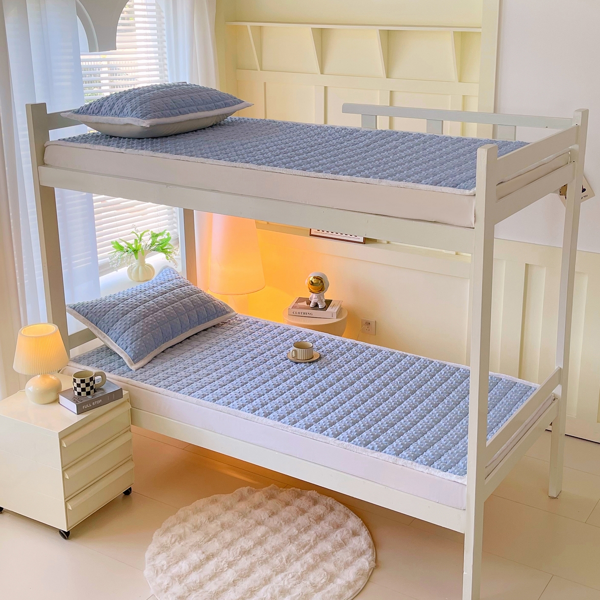 91家纺网 家纺一手货源 找家纺 金鑫汇家纺 2025新款加厚牛奶豆豆绒暖绒包边床褥垫 学生床：豆豆绒床褥垫：蓝色