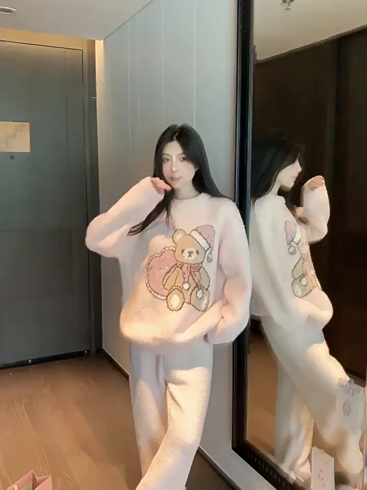 91家纺网 家纺一手货源 找家纺 洛兰沙家居馆 2025新款半边绒睡衣纯色珍珠扣圆领针织开衫外套秋冬新款气质小香风家居服 半边绒m9-1只小熊