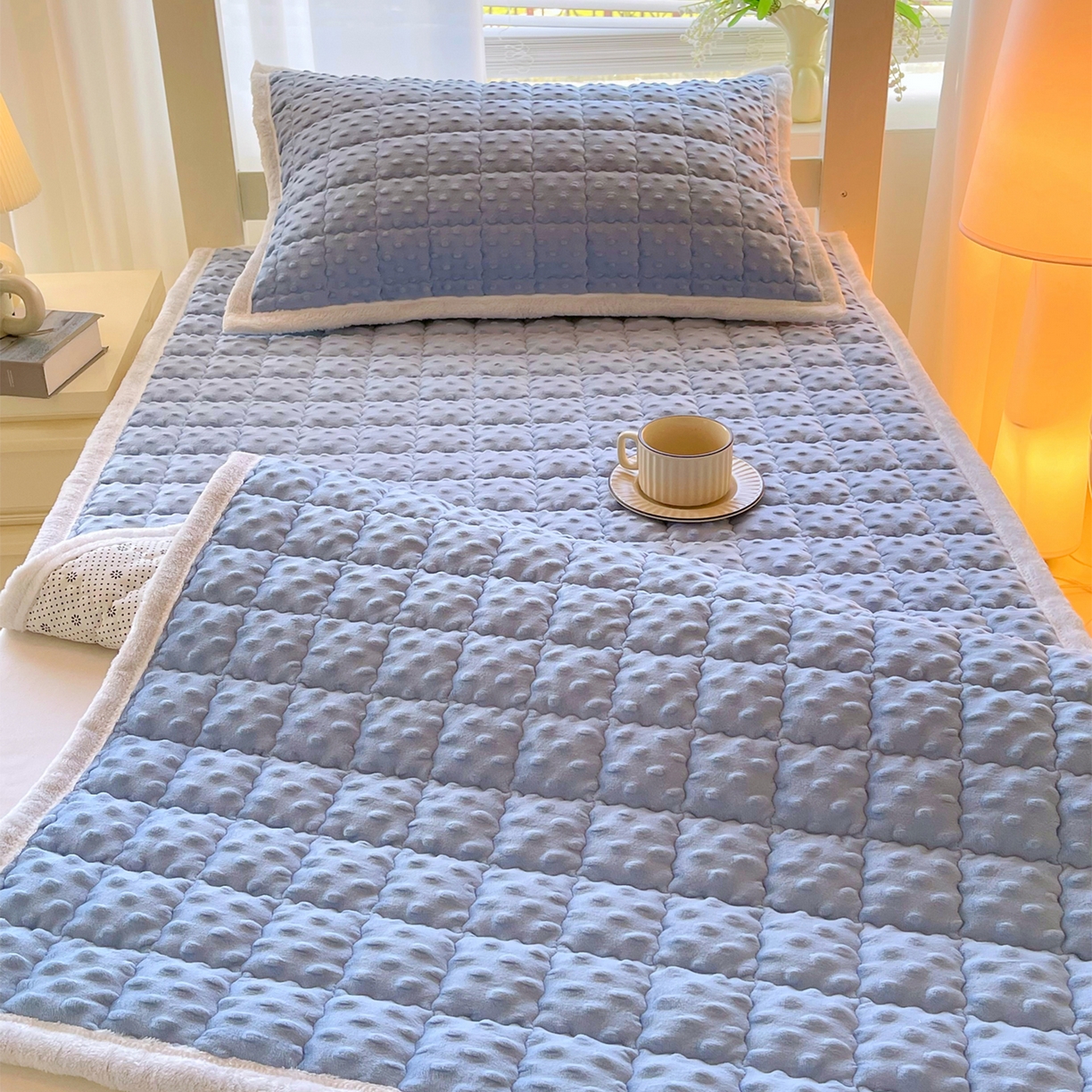 91家纺网 家纺一手货源 找家纺 金鑫汇家纺 2025新款加厚牛奶豆豆绒暖绒包边床褥垫 学生床：豆豆绒床褥垫：蓝色