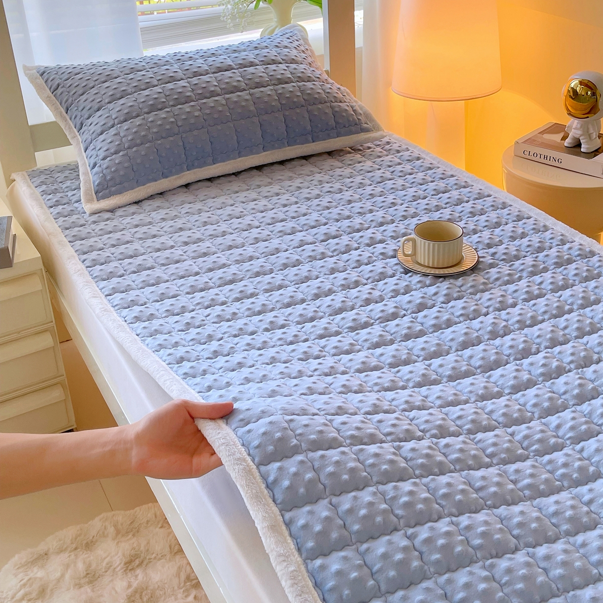 91家纺网 家纺一手货源 找家纺 金鑫汇家纺 2025新款加厚牛奶豆豆绒暖绒包边床褥垫 学生床：豆豆绒床褥垫：蓝色