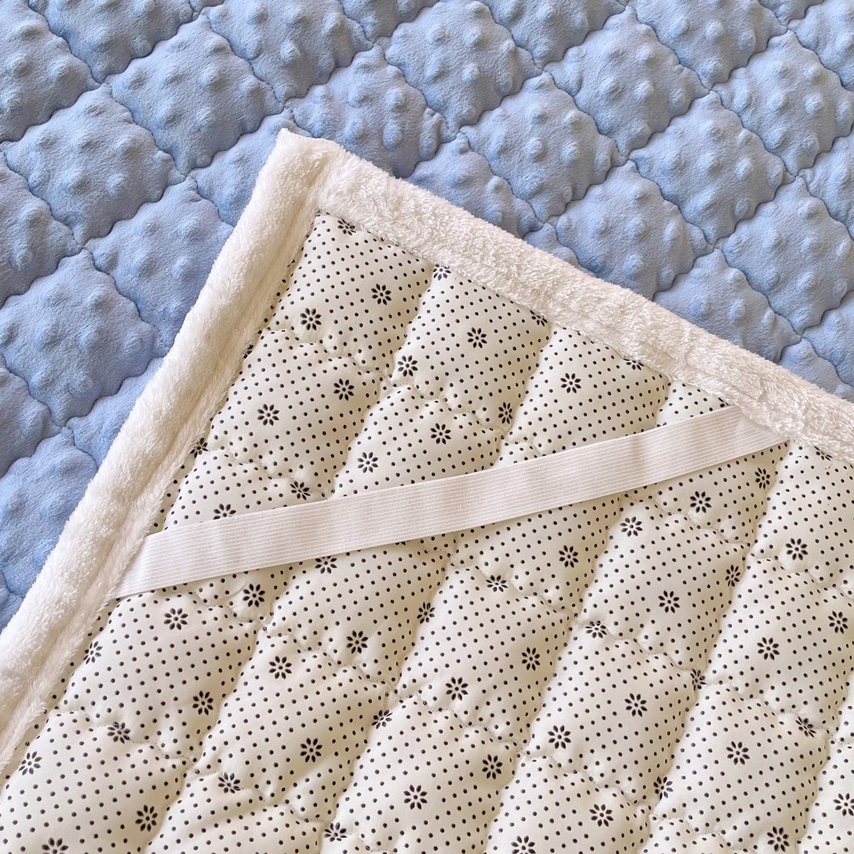 91家纺网 家纺一手货源 找家纺 金鑫汇家纺 2025新款加厚牛奶豆豆绒暖绒包边床褥垫 学生床：豆豆绒床褥垫：蓝色