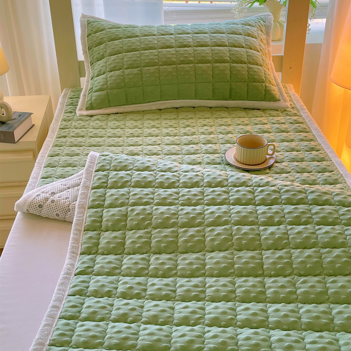 91家纺网 家纺一手货源 找家纺 金鑫汇家纺 2025新款加厚牛奶豆豆绒暖绒包边床褥垫 学生床：豆豆绒床褥垫：绿色