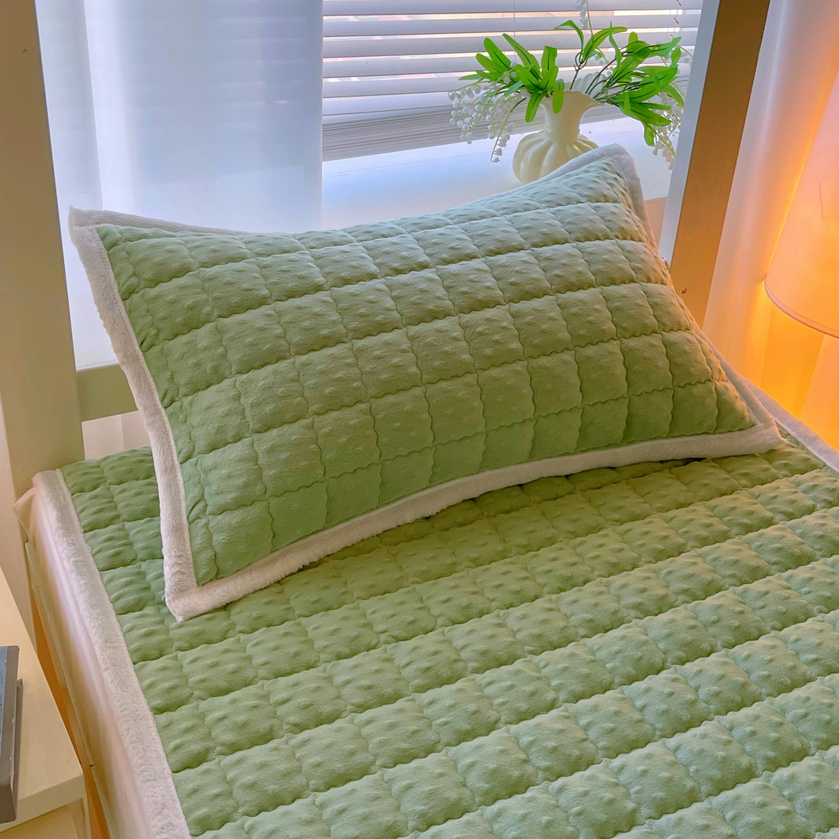 91家纺网 家纺一手货源 找家纺 金鑫汇家纺 2025新款加厚牛奶豆豆绒暖绒包边床褥垫 学生床：豆豆绒床褥垫：绿色