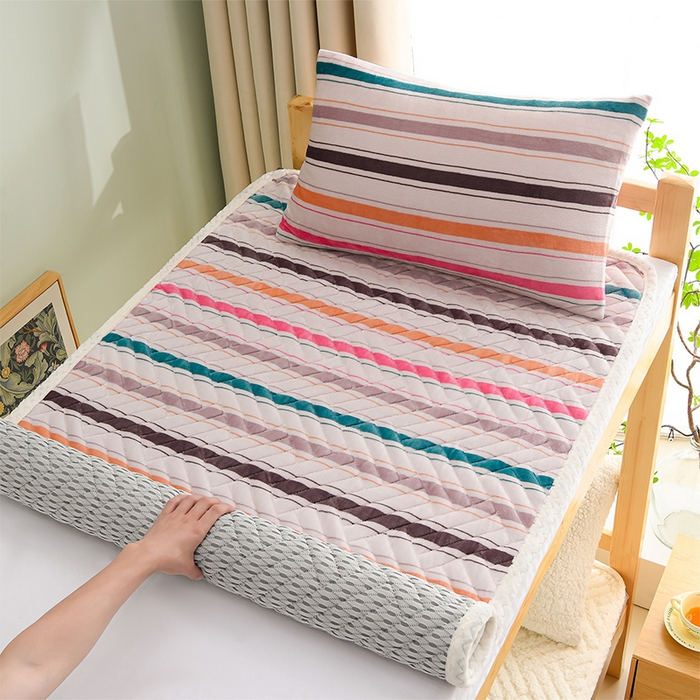 91家纺网 家纺一手货源 找家纺 圣靓家纺 2025新款牛奶绒加厚保暖夹棉床褥床垫 彩虹