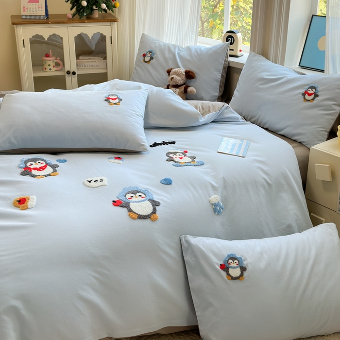 91家纺网 家纺一手货源 找家纺 如意朵 2025新款全棉加厚磨毛绣花四件套风格二（专版花型） 追梦企鹅蓝