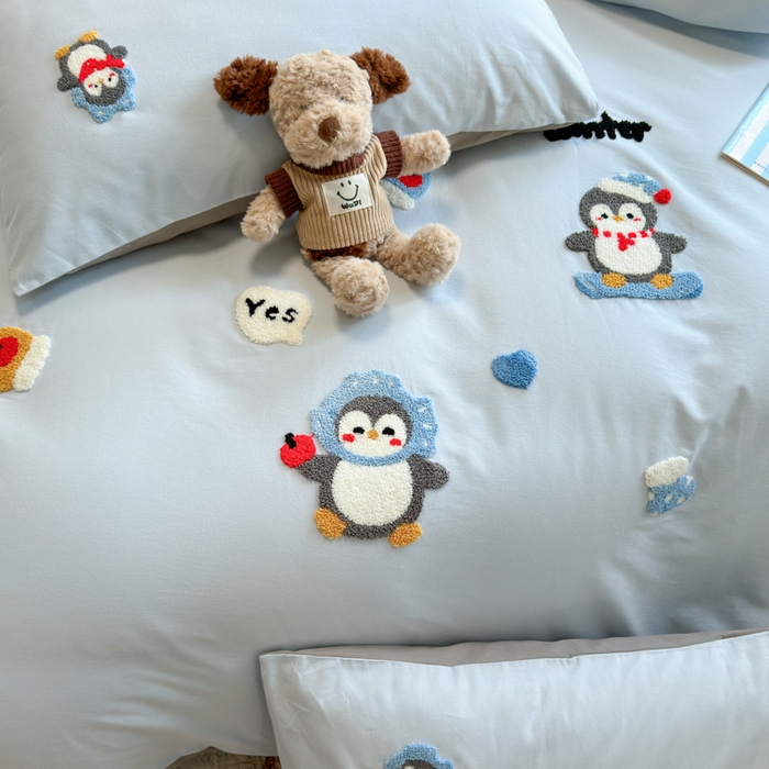 91家纺网 家纺一手货源 找家纺 如意朵 2025新款全棉加厚磨毛绣花四件套风格二（专版花型） 追梦企鹅蓝