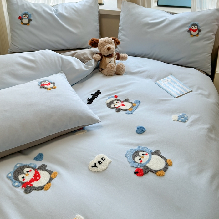 91家纺网 家纺一手货源 找家纺 如意朵 2025新款全棉加厚磨毛绣花四件套风格二（专版花型） 追梦企鹅蓝