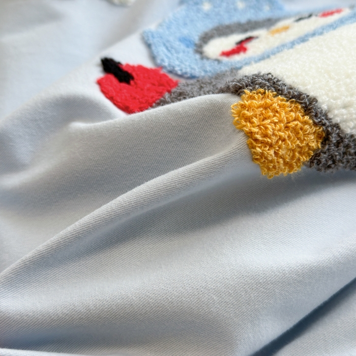 91家纺网 家纺一手货源 找家纺 如意朵 2025新款全棉加厚磨毛绣花四件套风格二（专版花型） 追梦企鹅蓝