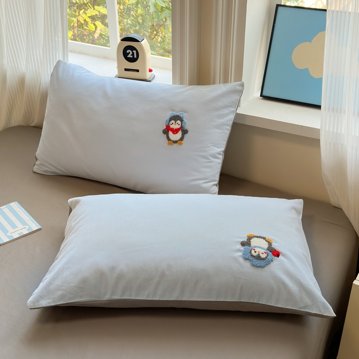 91家纺网 家纺一手货源 找家纺 如意朵 2025新款全棉加厚磨毛绣花四件套风格二（专版花型） 追梦企鹅蓝