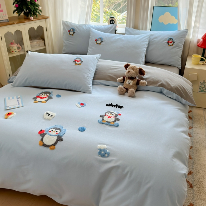 91家纺网 家纺一手货源 找家纺 如意朵 2025新款全棉加厚磨毛绣花四件套风格二（专版花型） 追梦企鹅蓝