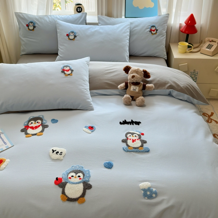 91家纺网 家纺一手货源 找家纺 如意朵 2025新款全棉加厚磨毛绣花四件套风格二（专版花型） 追梦企鹅蓝